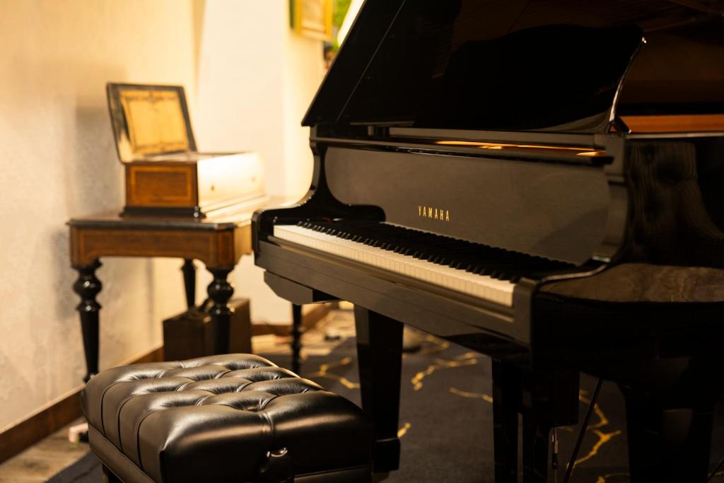 Takeo Onsen Taisho Romantic Inn Kyotoya Piano Room