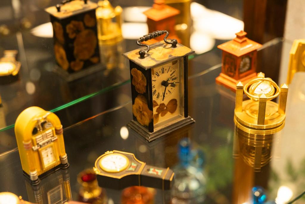 Takeo Onsen Taisho Romantic Inn Kyotoya Vintage Clocks