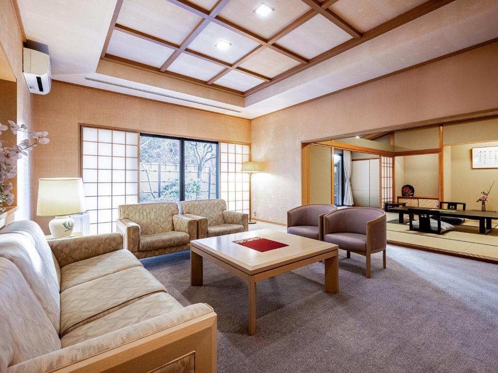 Yumoto Kanko Hotel Saikyo Living And Tatami Room
