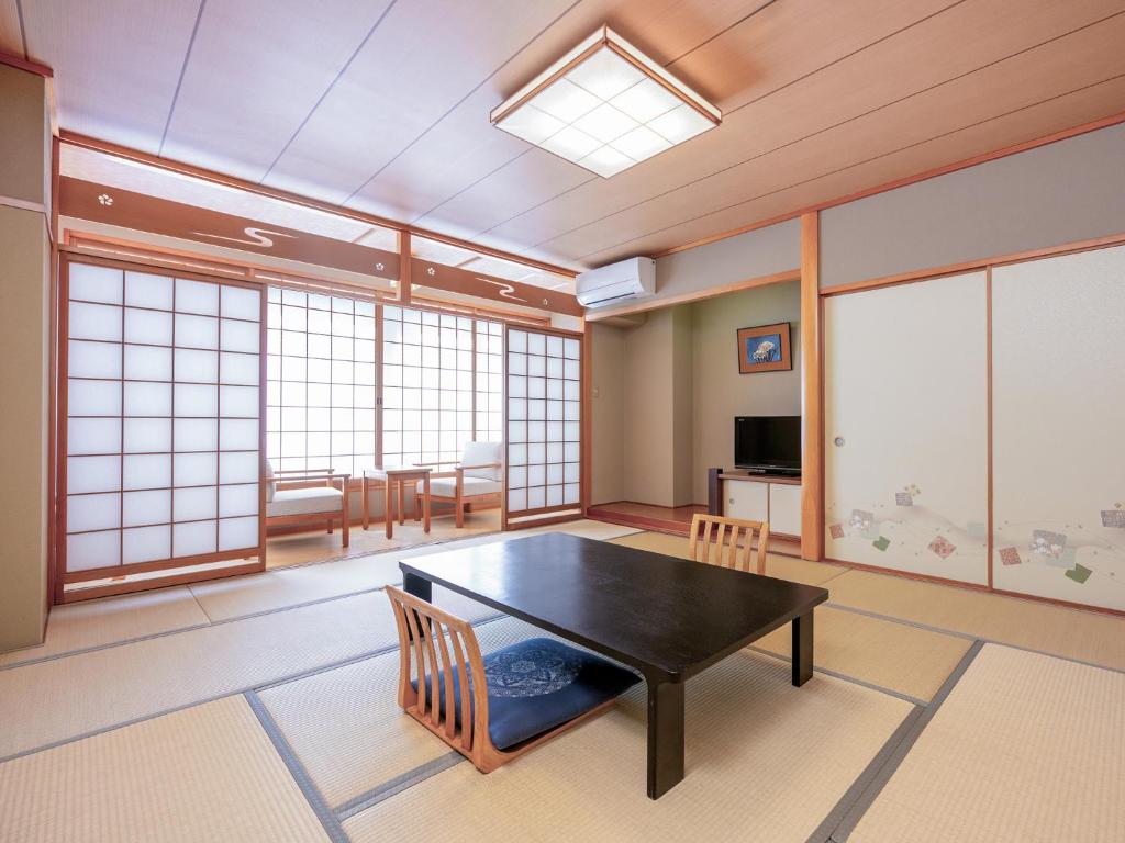 Yumoto Kanko Hotel Saikyo Tatami Room Dining