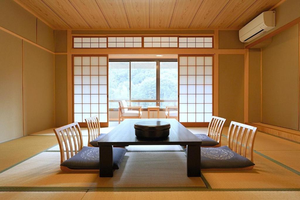Yumoto Kanko Hotel Saikyo Tatami Room Dining