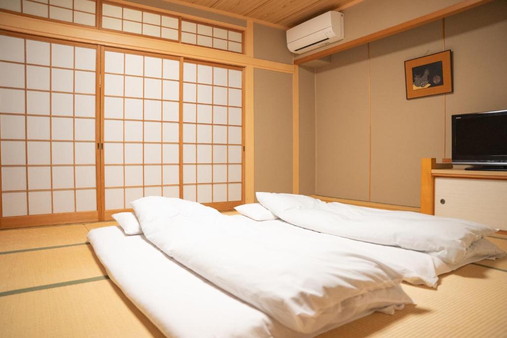 Yumoto Kanko Hotel Saikyo Tatami Room Futons