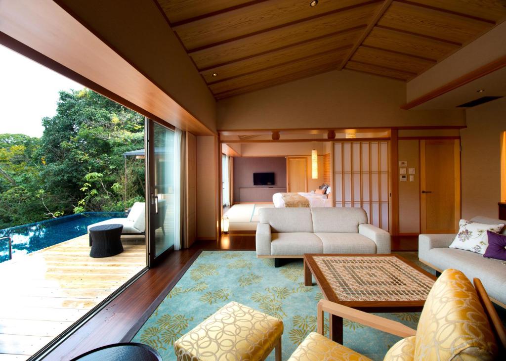 Abb Resorts Izu Zagyosoh Living Room Pool View