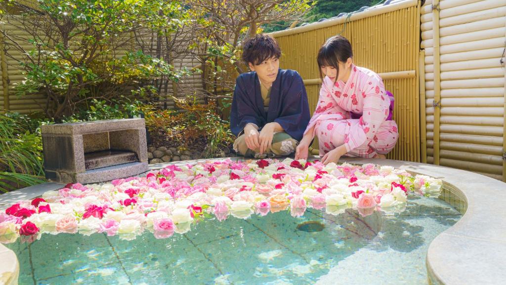 Atsumi Onsen Tachibanaya Outdoor Bath Flowers
