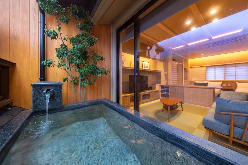 Gero Onsen Kaiseki Yado Suihouen Indoor Onsen Tatami Room