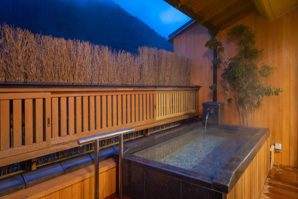 Gero Onsen Kaiseki Yado Suihouen Outdoor Onsen