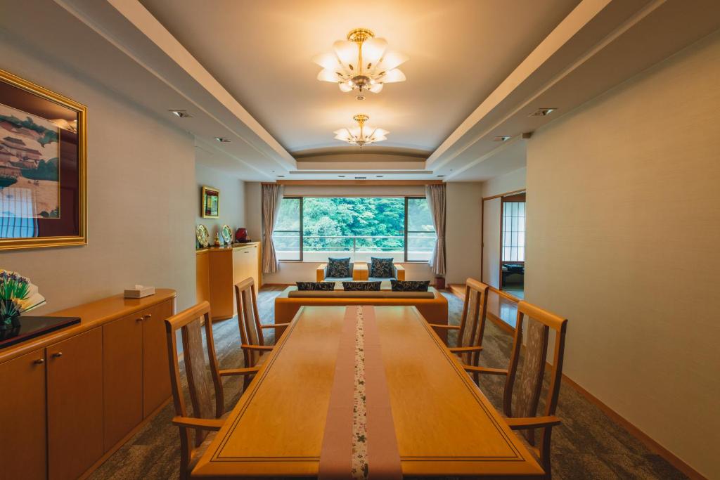 Hizenya Tsuetate Kanko Hotel Dining Area