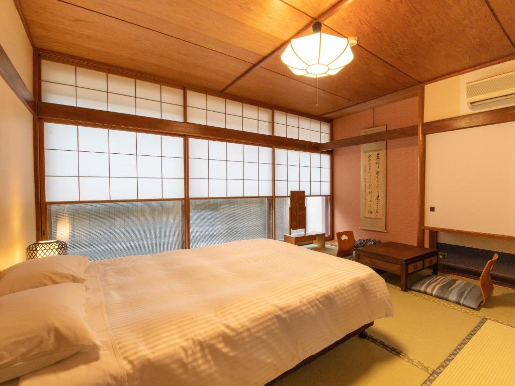 Hotel Shirahamakan Tatami Room Bed