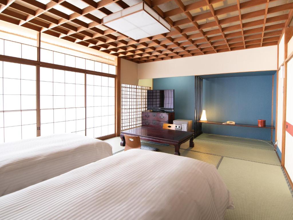Hotel Shirahamakan Tatami Room Beds