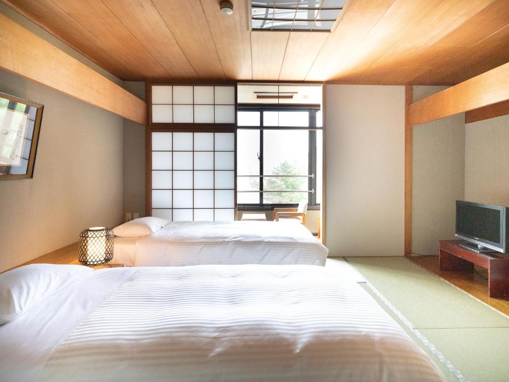 Hotel Shirahamakan Tatami Room Beds Window