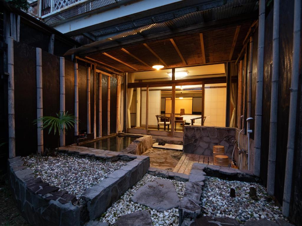 Hotel Shirahamakan Traditional Outdoor Bath