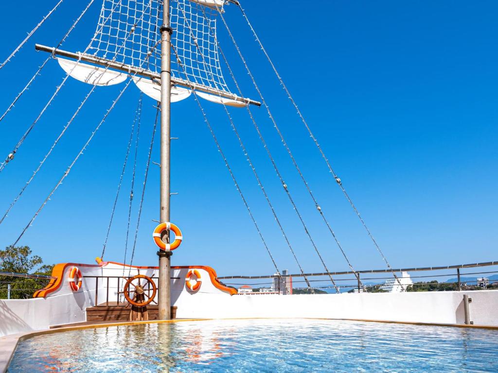 Hotelsanrakuso Pool With Ship Mast