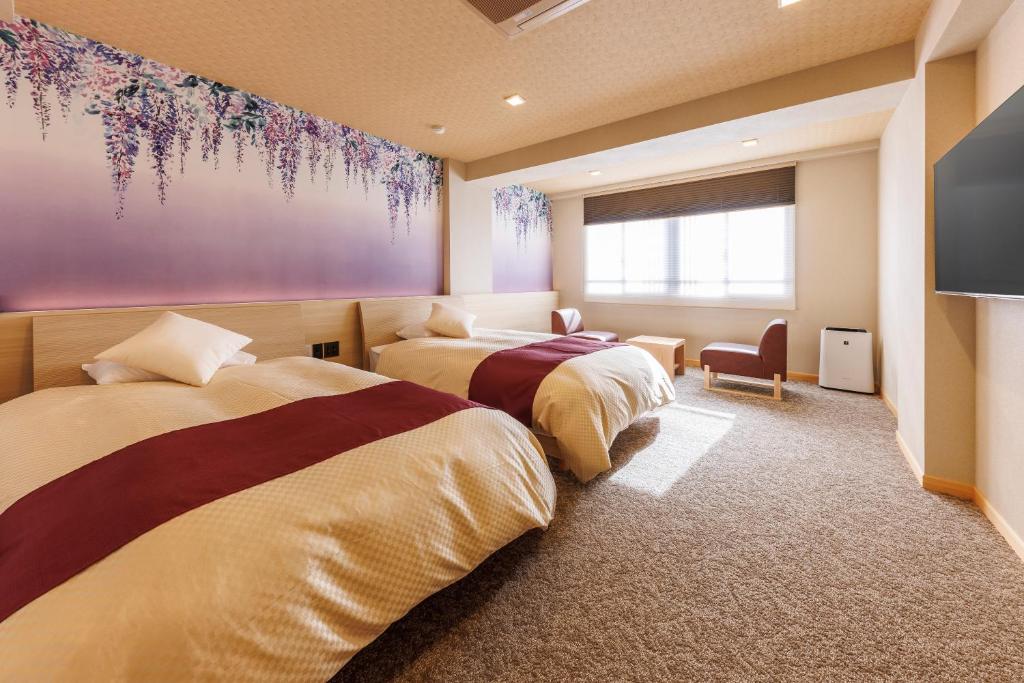 Izu Atagawa Yubana Mankai Adult Only Bedroom With Two Beds And Wall Art