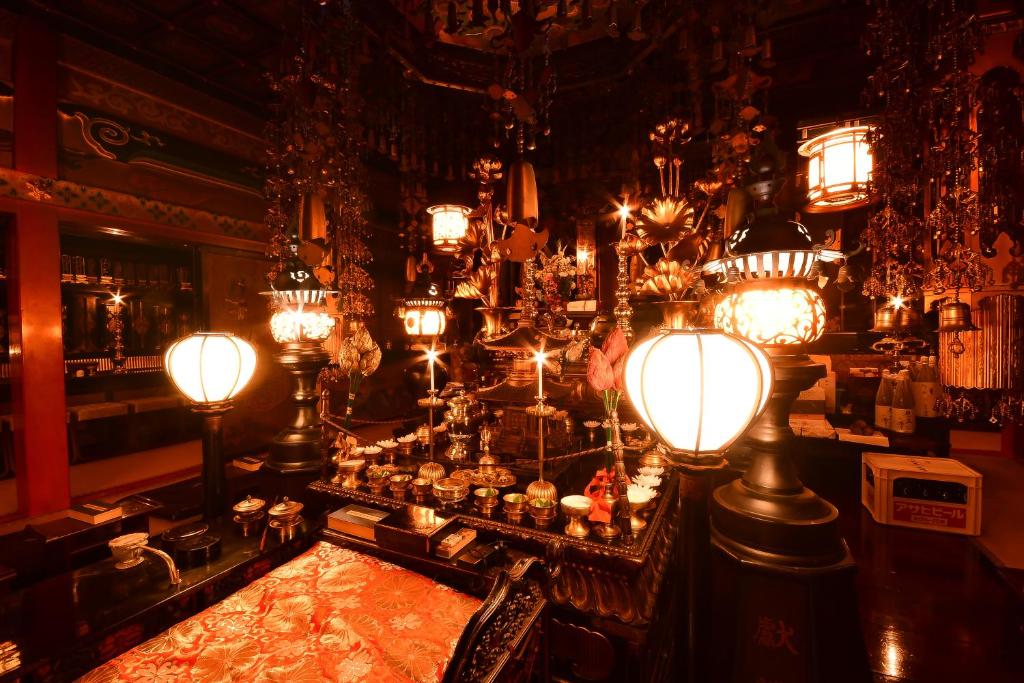 Koyasan Shukubo Daienin Altarpiece And Lamps