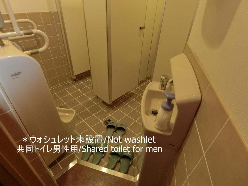 Kyoraku Ryokan Shared Toilet Men