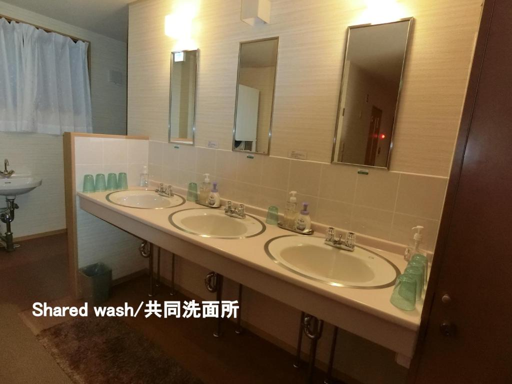 Kyoraku Ryokan Shared Washroom
