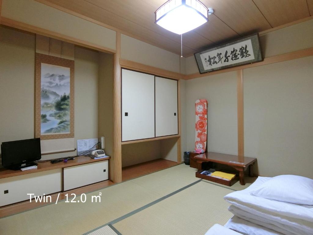 Kyoraku Ryokan Tatami Room Interior