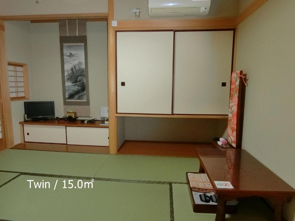 Kyoraku Ryokan Tatami Room Tv