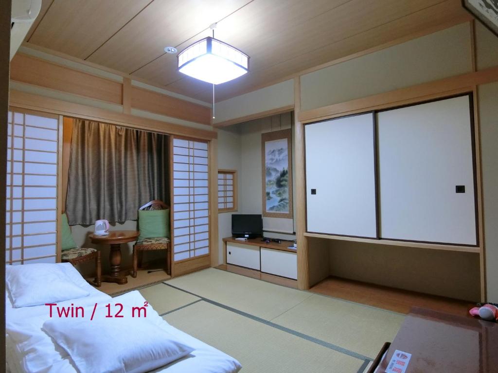 Kyoraku Ryokan Tatami Room
