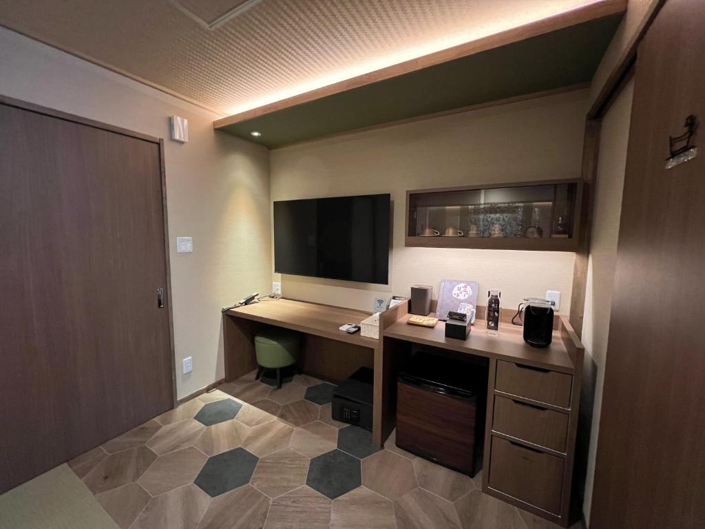 Marukyo Ryokan Room Desk Tv