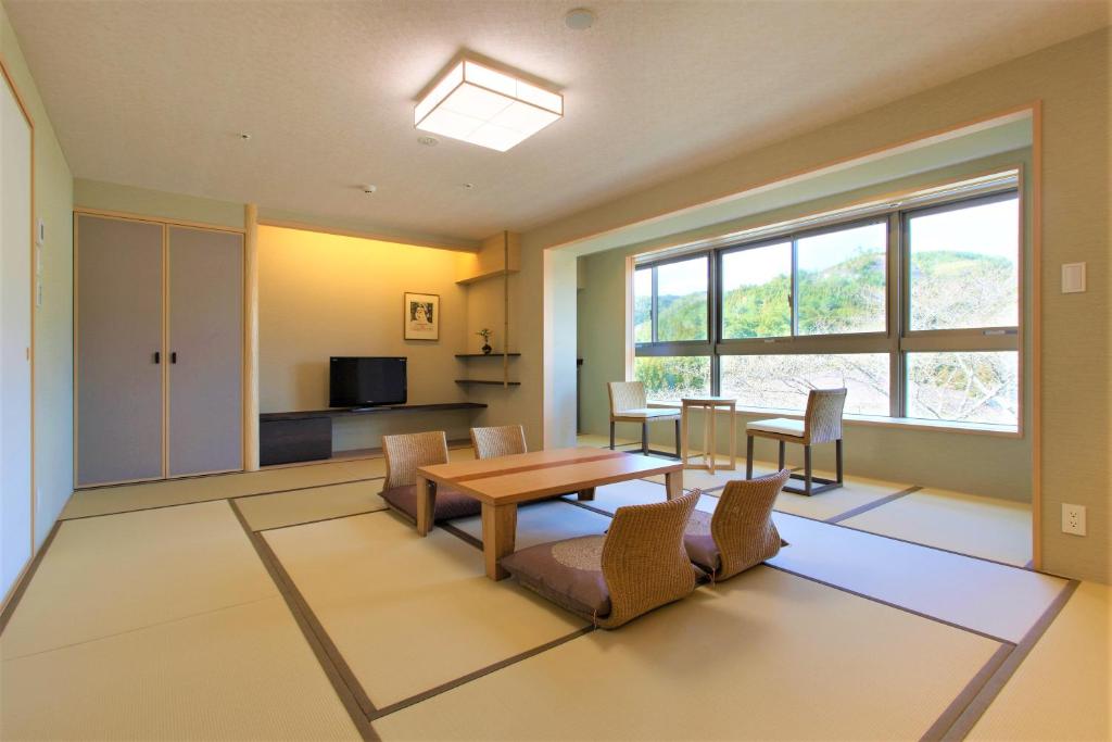 Nenrinbo Tatami Room Window View