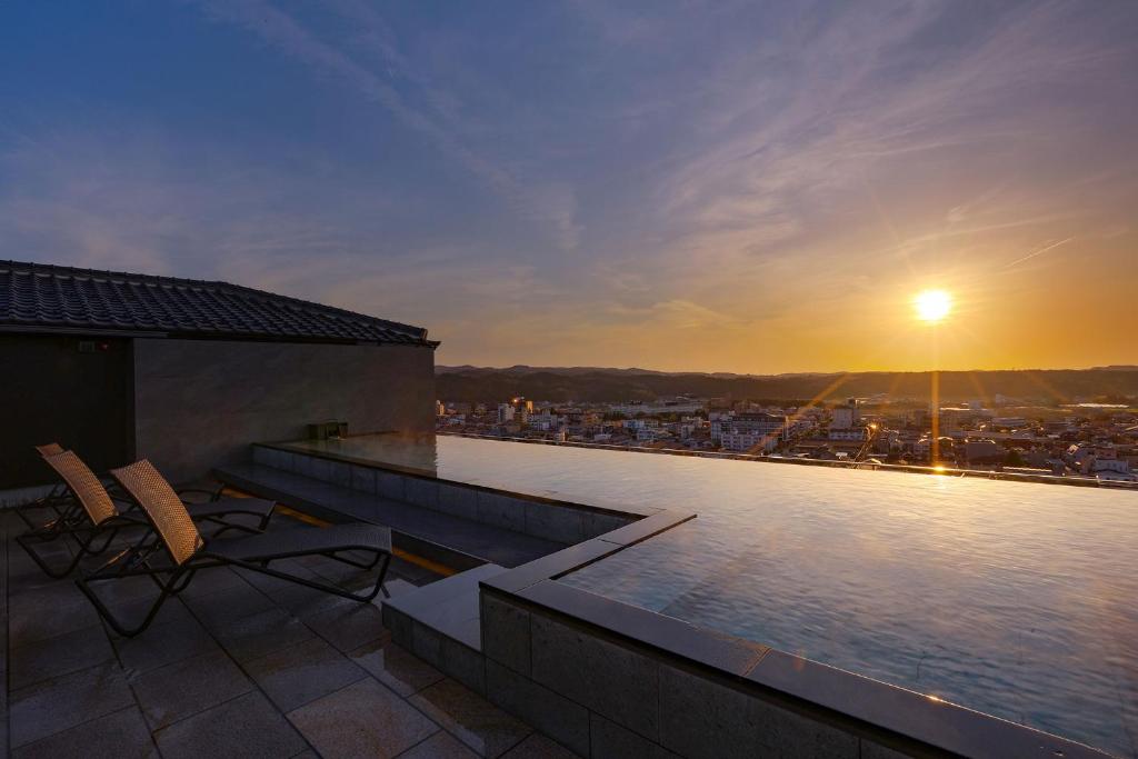 Oedo Onsen Monogatari Premium Yamashitaya Rooftop Onsen Sunset
