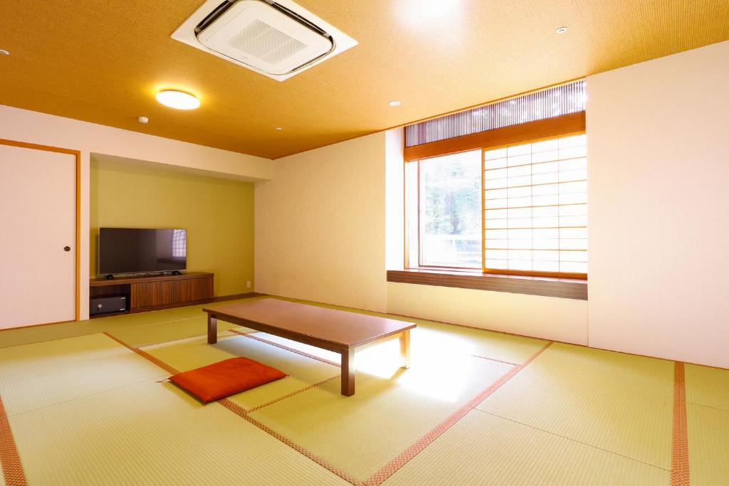Oedo Onsen Monogatari Premium Yamashitaya Tatami Room Window