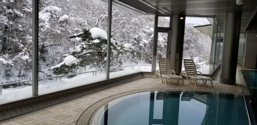 Okuiizaka Aanabara Onsen Yoshikawa Ya Indoor Pool Snowy View