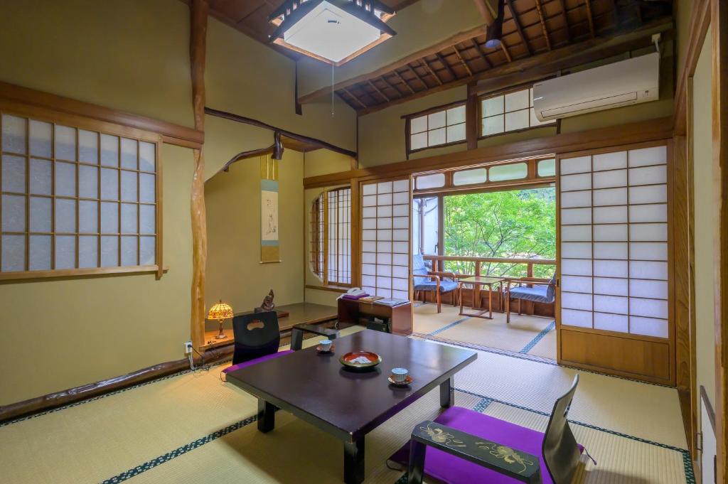 Ryokan Ohashi Tatami Room Garden View