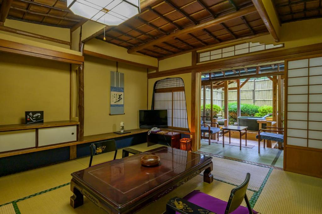 Ryokan Ohashi Tatami Room Garden View