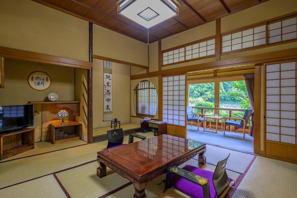 Ryokan Ohashi Traditional Room Tatami View