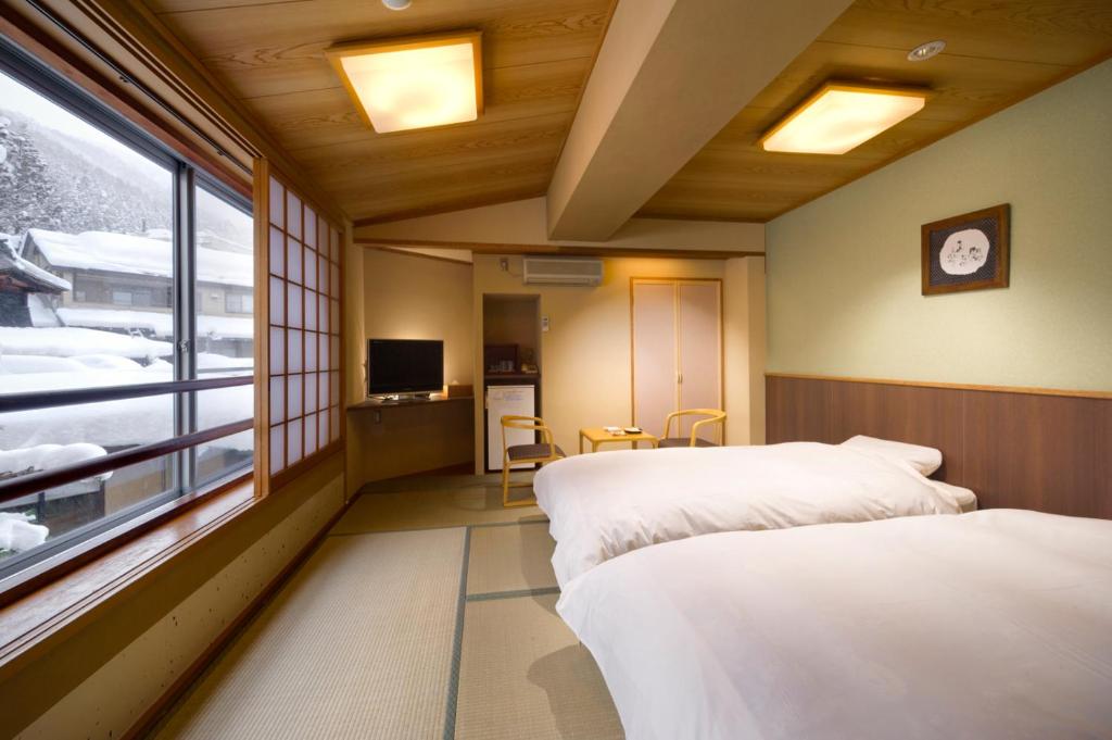 Ryokan Sakaya Tatami Room Beds Window