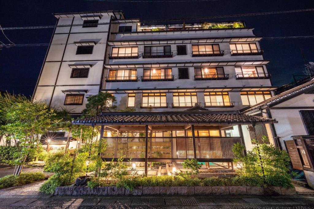 Ryokufukaku Exterior Night