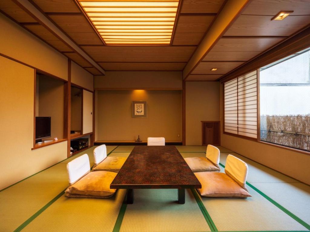 Ryokufukaku Tatami Room Cushions Table