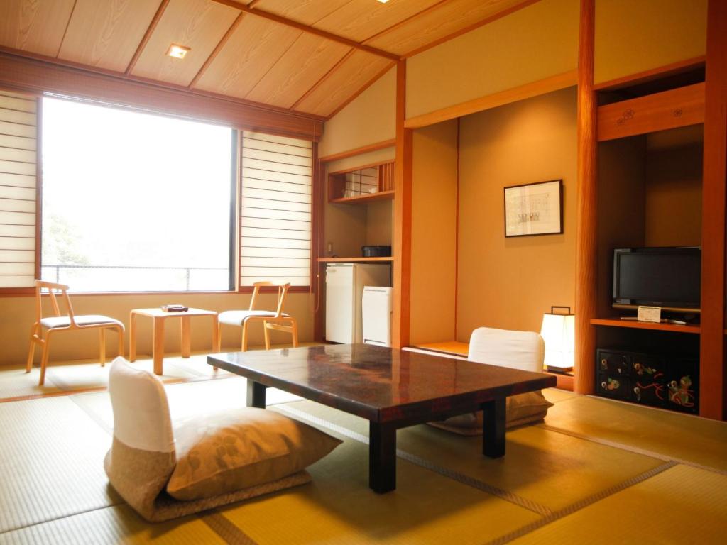 Ryokufukaku Tatami Room With Low Table And Chairs
