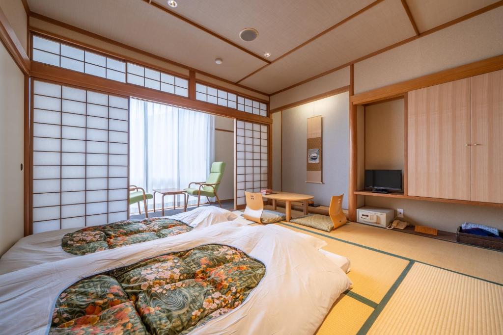 Ryokufuso Tatami Room Futons Garden View