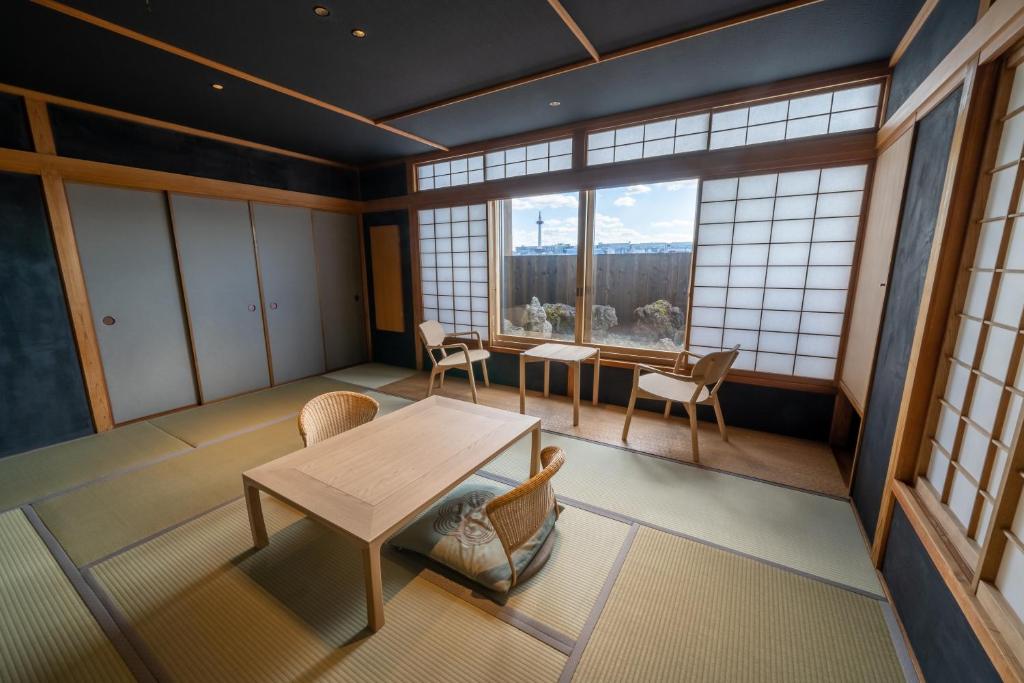 Ryokufuso Tatami Room With Tea Table And Shoji Windows