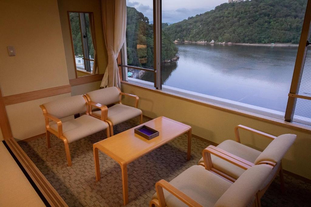 Sansuikan Kinryu Seating Area Lakeview
