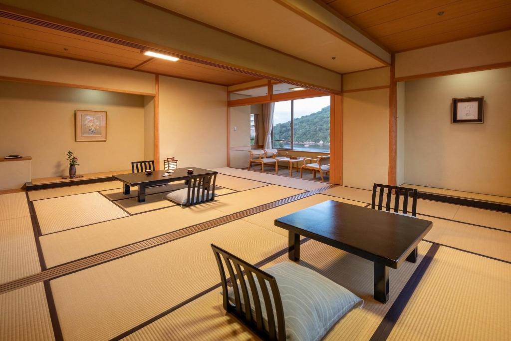 Sansuikan Kinryu Tatami Room Tea Tables