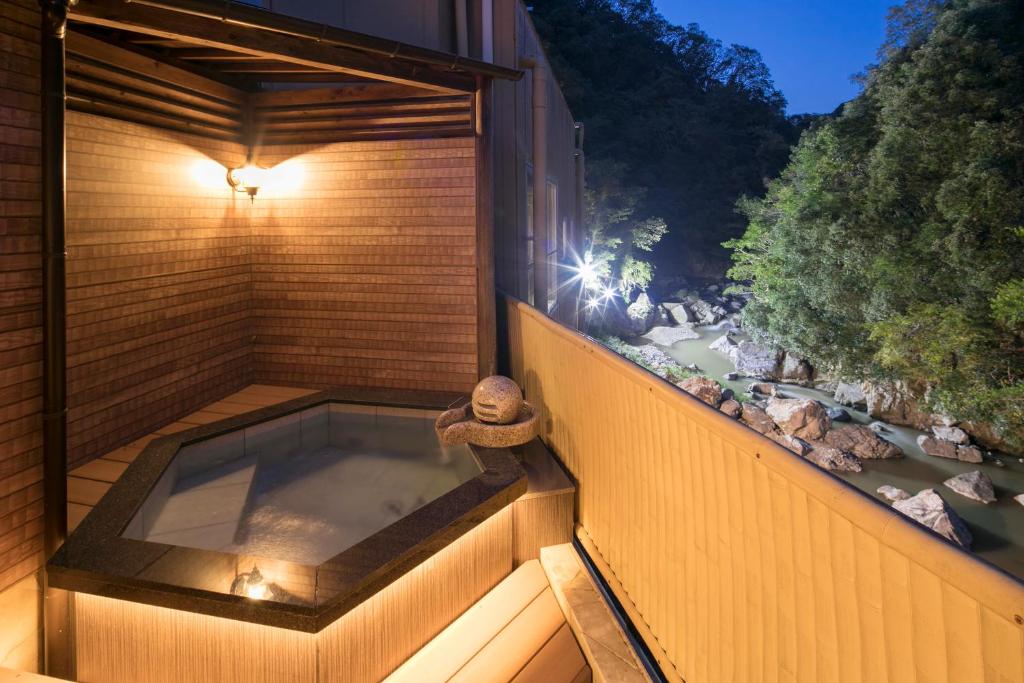 Sansuikan Onsen River View