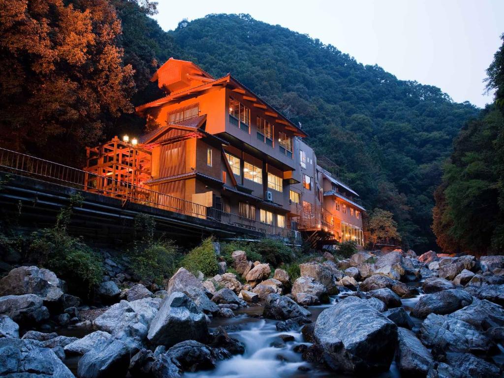 Sansuikan Ryokan Exterior River View