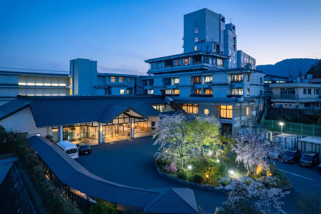 Sato Yu Mukashibanashi Yuzanso Evening Exterior