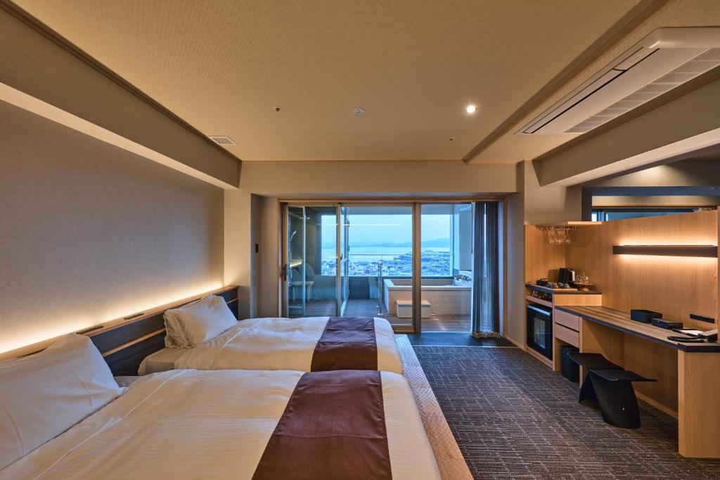 Sato Yu Mukashibanashi Yuzanso Twin Room Onsen View