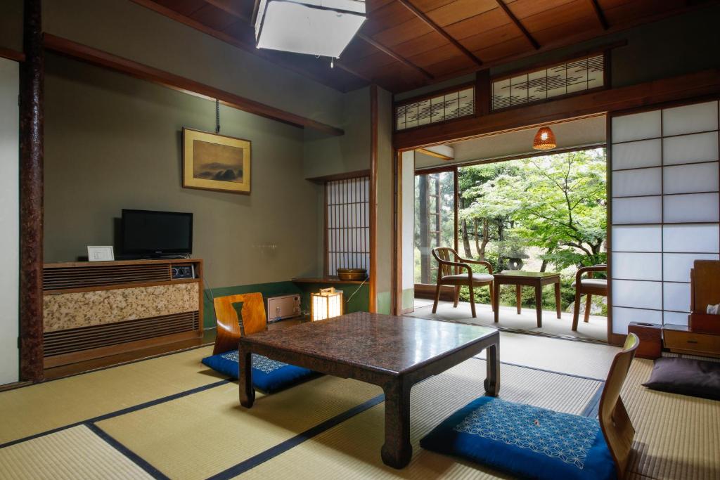 Seikiro Ryokan Historical Museum Hotel Tatami Room Garden View