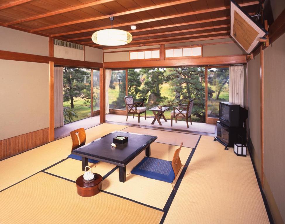 Seikiro Ryokan Historical Museum Hotel Tatami Room Garden View