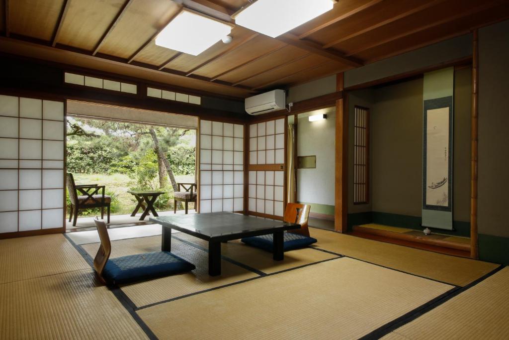 Seikiro Ryokan Historical Museum Hotel Tatami Room Garden View
