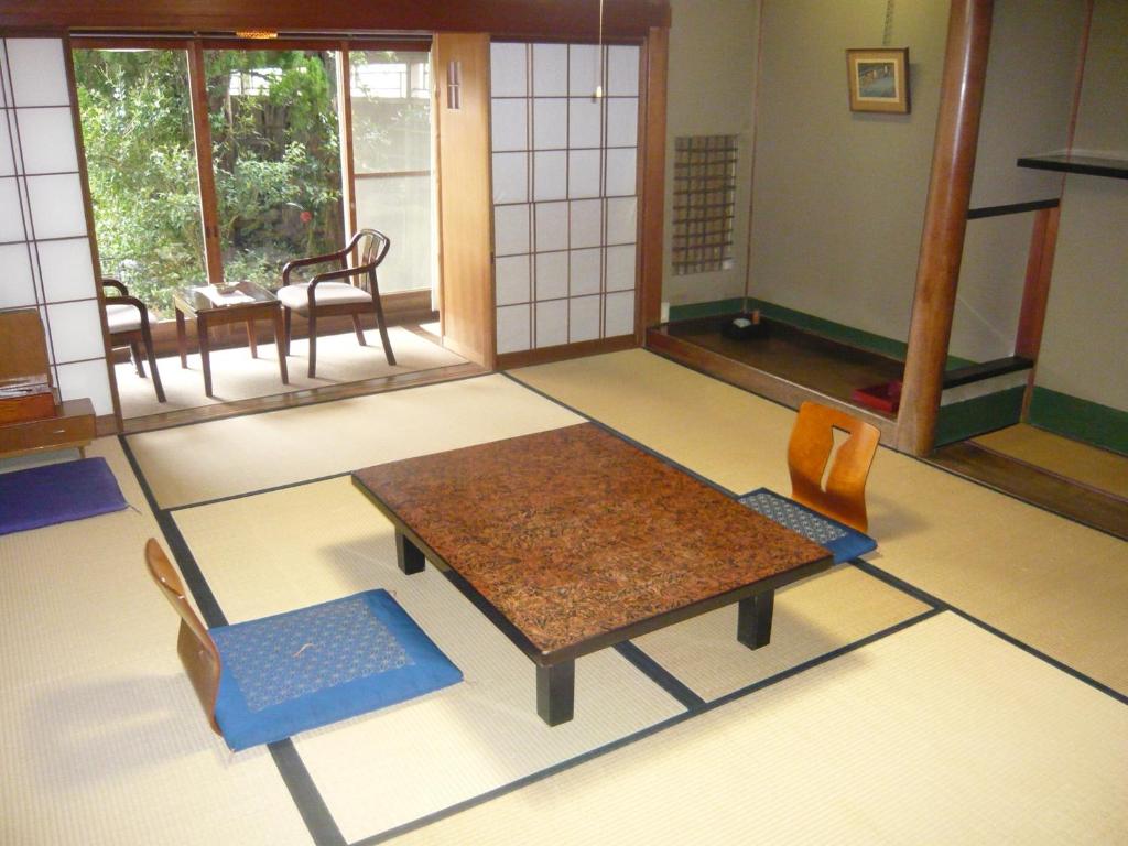 Seikiro Ryokan Historical Museum Hotel Tatami Room Table Chairs
