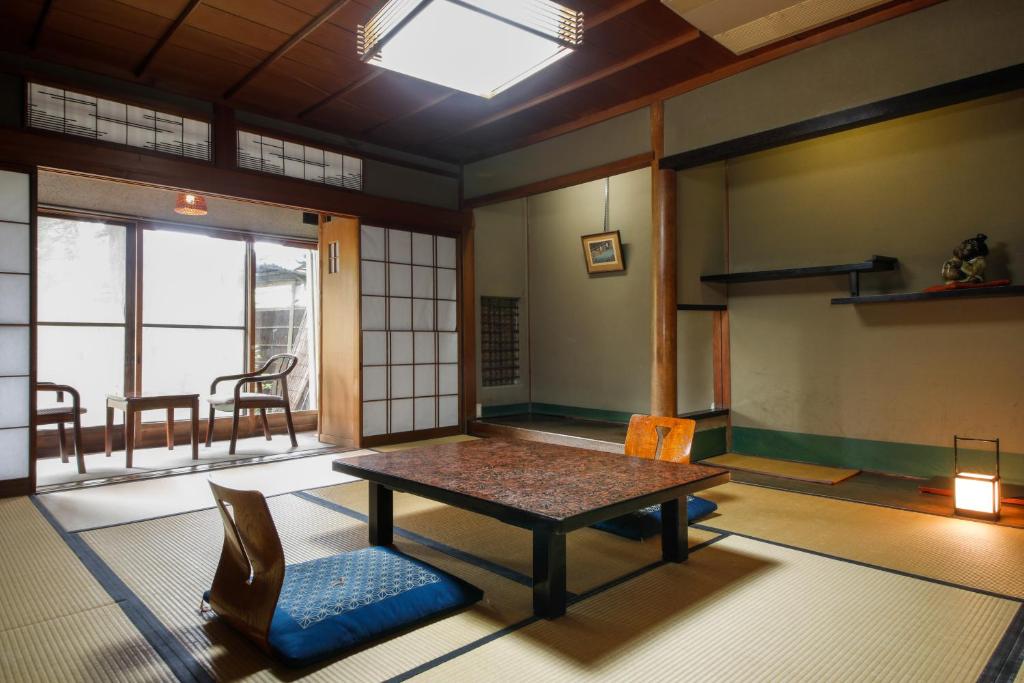 Seikiro Ryokan Historical Museum Hotel Tatami Room With Shoji And Zabuton