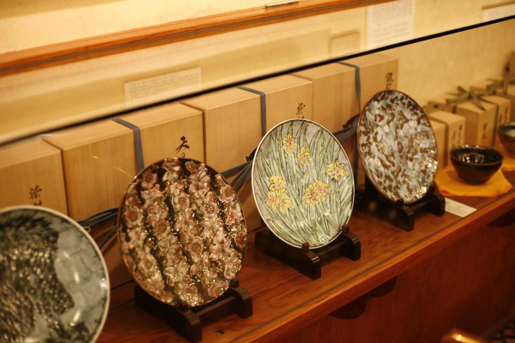 Sennen No Yu Koman Decorative Plates On Shelf