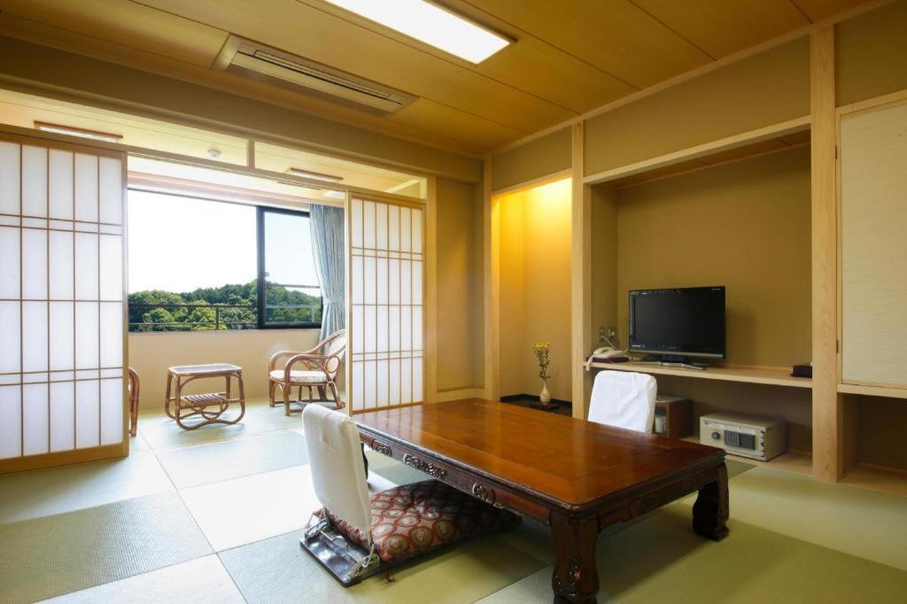 Shigisan Kanko Hotel Tatami Room Tv Window